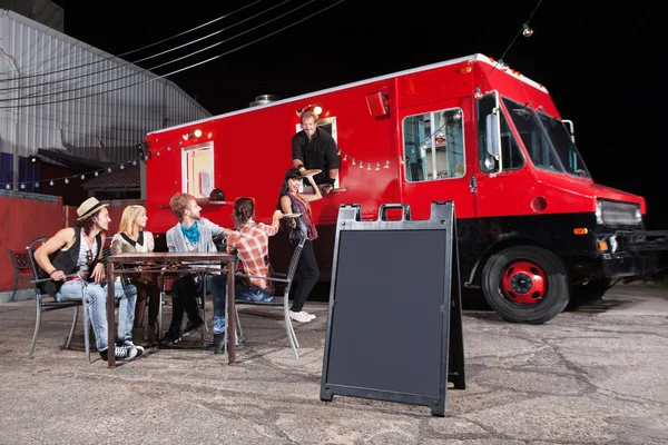 Zufriedene Kunden beim Foodtruck — Stockfoto