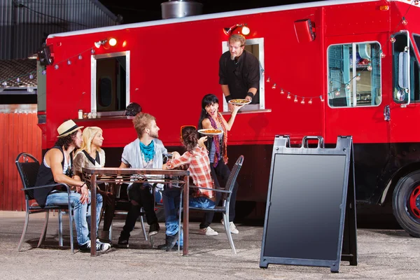 Koch serviert Pizza aus Foodtruck — Stockfoto