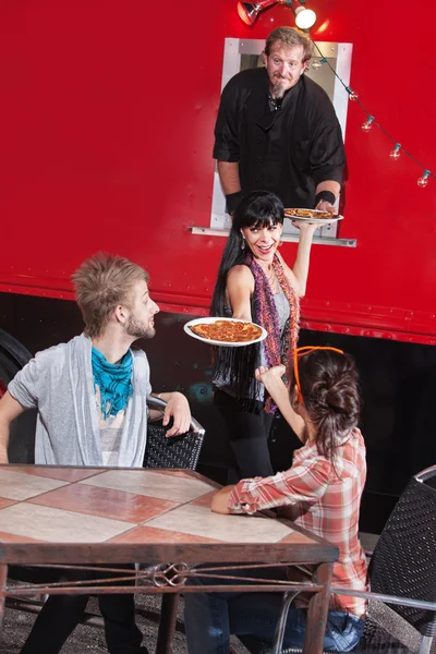 Amigos consiguen pizza caliente de camión —  Fotos de Stock