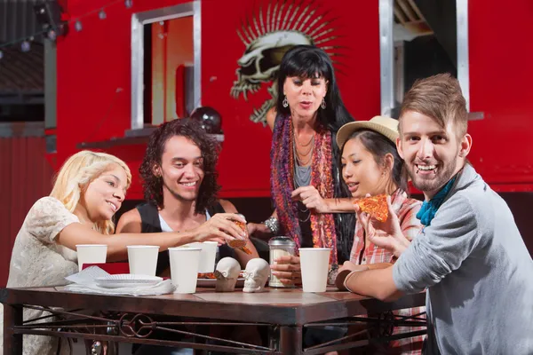 Hipster sorridente con gli amici Mangiare — Foto Stock