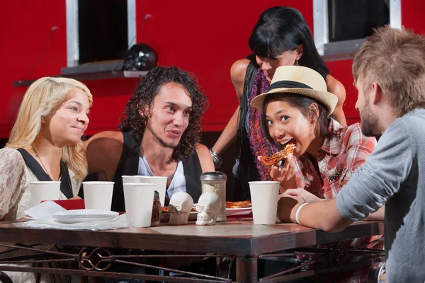 Spelen met pizza — Stockfoto