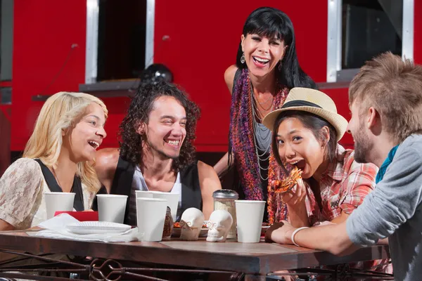 Riendo amigos comiendo pizza —  Fotos de Stock