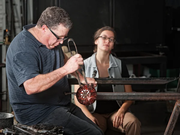 Student beobachtet Glasarbeiter — Stockfoto