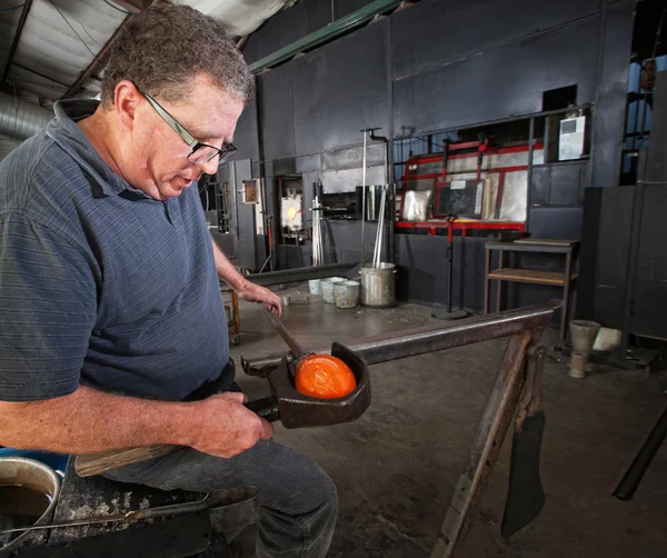 Glass Worker Clamping Glass — Stock Photo, Image