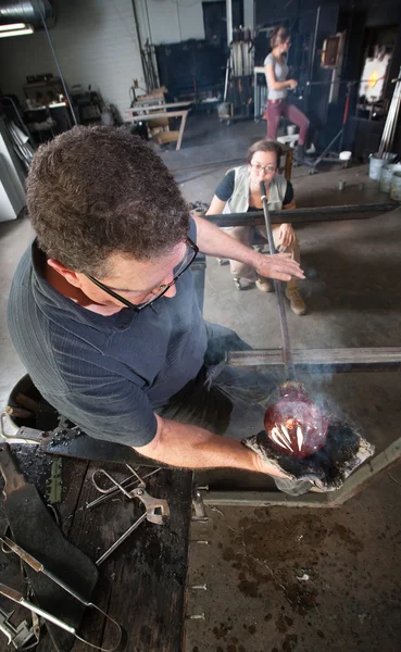 Workers Making Fine Art Glass — Zdjęcie stockowe