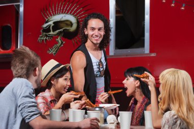 Pizza paylaşımı aç arkadaşlar