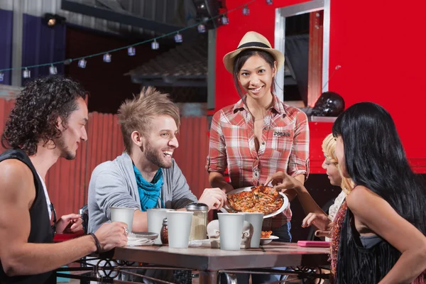 Assiette de pizza avec des amis — Photo