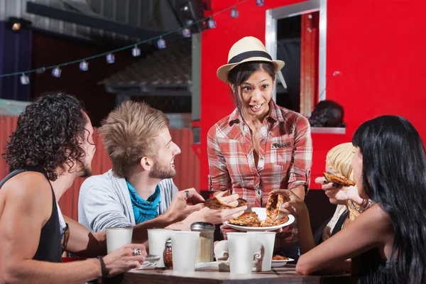 Lady servindo pizza ao ar livre — Fotografia de Stock