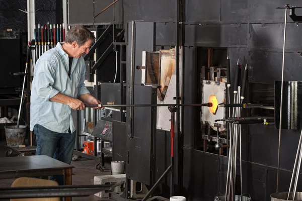 Hombre trabajando con horno — Foto de Stock