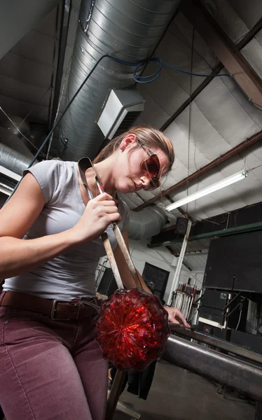 Trabajadora de vidrio femenina con objeto — Foto de Stock