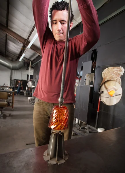Artist Pulling Glass from Die — Stock Photo, Image
