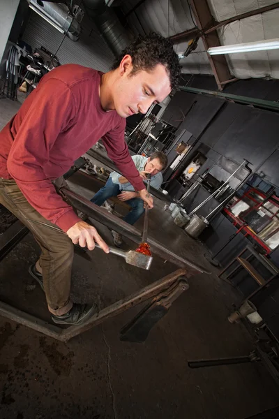 Estudantes fazendo vaso de arte de vidro — Fotografia de Stock