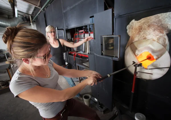 Artistas trabajando con horno — Foto de Stock