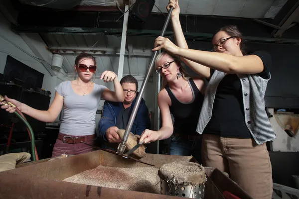 Vier Arbeiter in Glasfabrik — Stockfoto