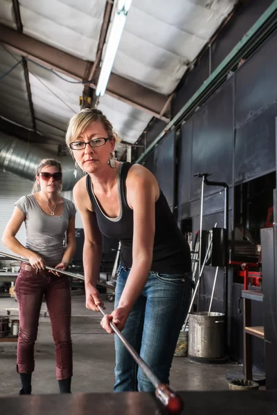 Dame werken met gesmolten glas — Stockfoto