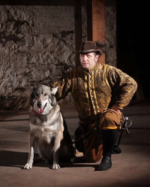 Homme médiéval sérieux avec chien — Photo