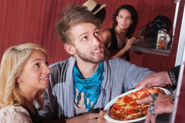 Молода пара Замовлення піци — стокове фото