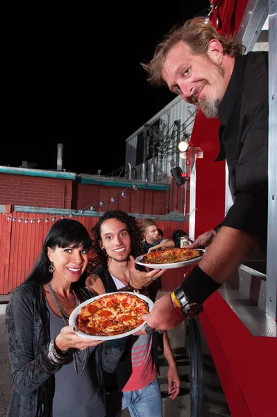 Chef na janela da ordem com clientes — Fotografia de Stock