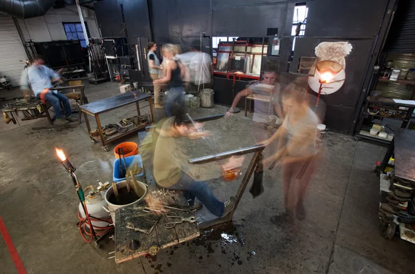 Ocupados trabajadores en taller de vidrio — Foto de Stock
