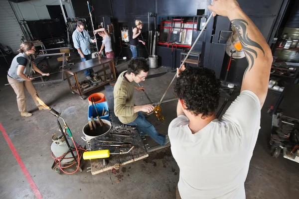 Estudiantes haciendo arte de vidrio —  Fotos de Stock