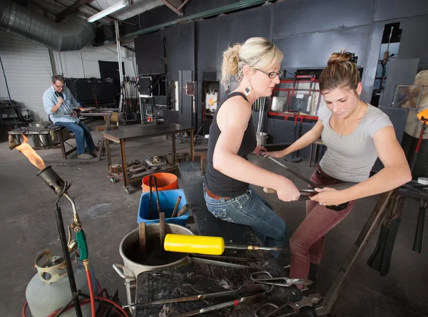 Par de Artesanos Trabajando con Herramientas — Foto de Stock