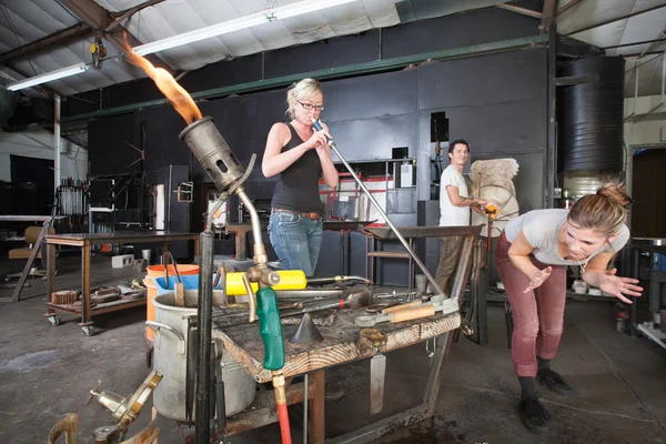 Lavoratori del vetro distratto — Foto Stock