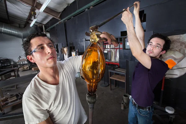 Studenten werken samen aan glas kunst — Stockfoto