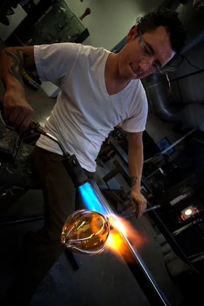 Człowiek formowania wazon z Lampa lutownicza — Zdjęcie stockowe