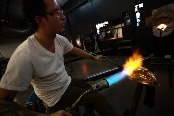 Criando arte de vidro com tocha quente — Fotografia de Stock