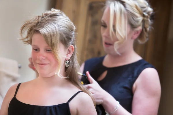 Lavori per adulti sui capelli dei bambini — Foto Stock