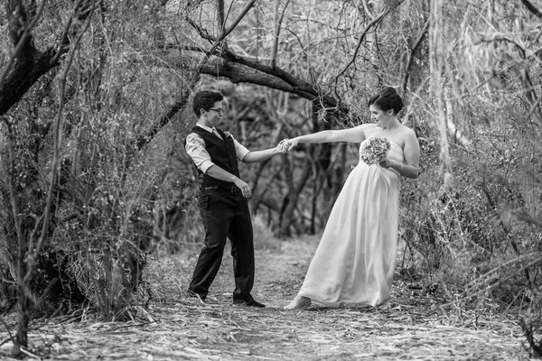 Couple engagé dansant ensemble — Photo