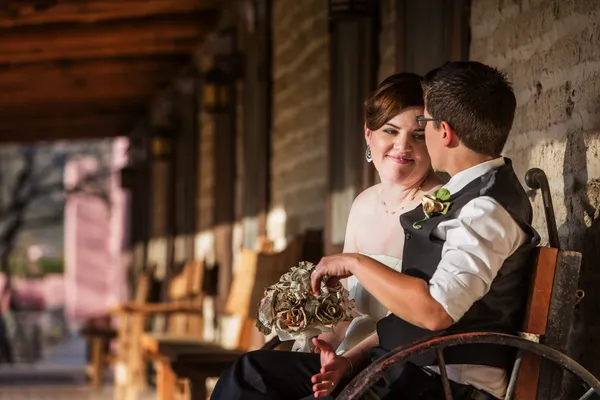 Adorável casal sentado juntos — Fotografia de Stock