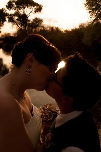 Femmina gay coppia baci — Foto Stock