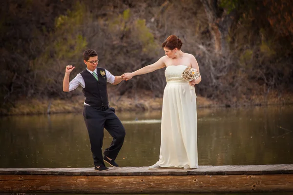 Smiling Cople Dancing Over Pond — Stock Photo, Image