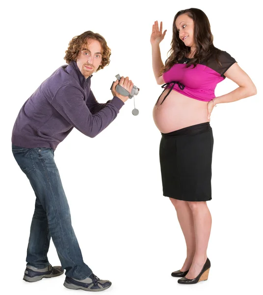 Hombre grabando mujer embarazada —  Fotos de Stock