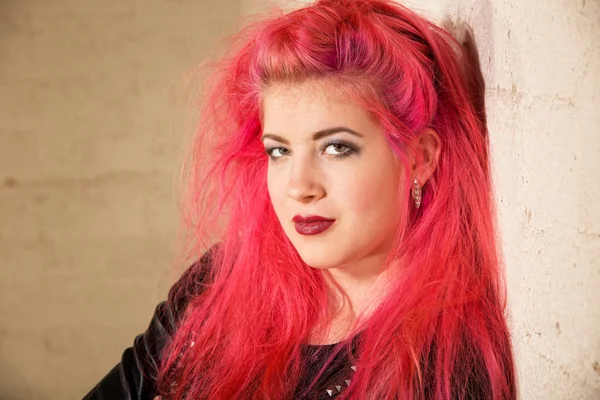 Punk tiener vrouw in hoek — Stockfoto