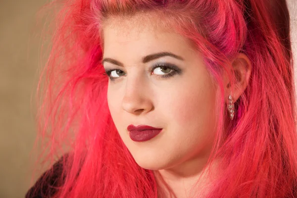 Adolescente confiante com cabelo rosa — Fotografia de Stock