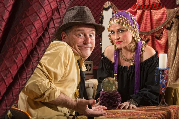 Fortune Teller y el hombre escéptico —  Fotos de Stock