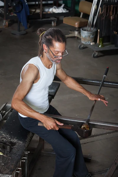 Hombre trabajando en el arte del vidrio — Foto de Stock