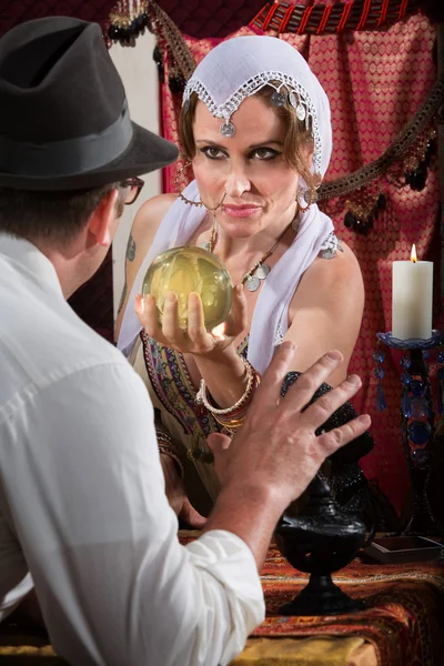 Pretty Fortune Teller segurando bola de cristal — Fotografia de Stock