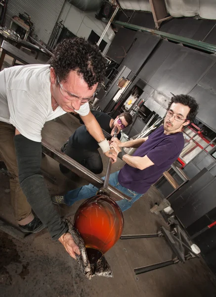 Bläst in heißes Glas — Stockfoto