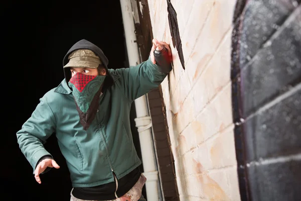 Preocupado miembro de la pandilla pintura en aerosol — Foto de Stock