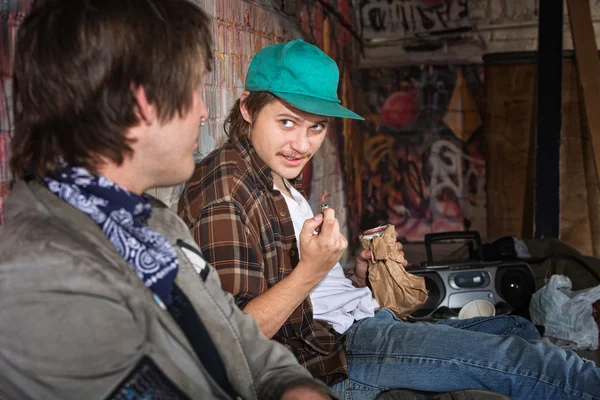 Homeless Teens Talking — Stock Photo, Image