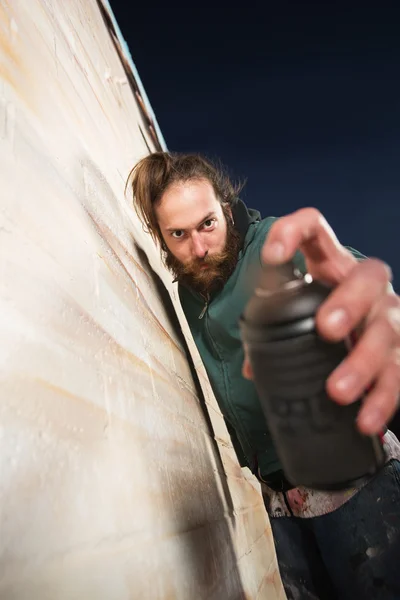 Man bedrijf spray kunt sluiten — Stockfoto