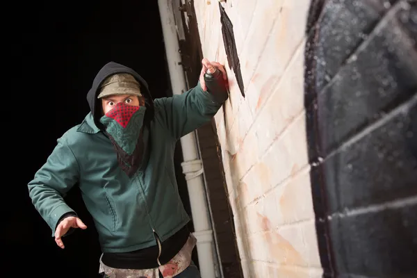 Pandillero asustado con pintura en aerosol — Foto de Stock