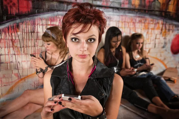 Ernstige dames met telefoons — Stockfoto