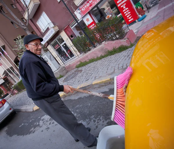 Unidentified cabbie washing taxi on street in Turkey — Stock Photo, Image