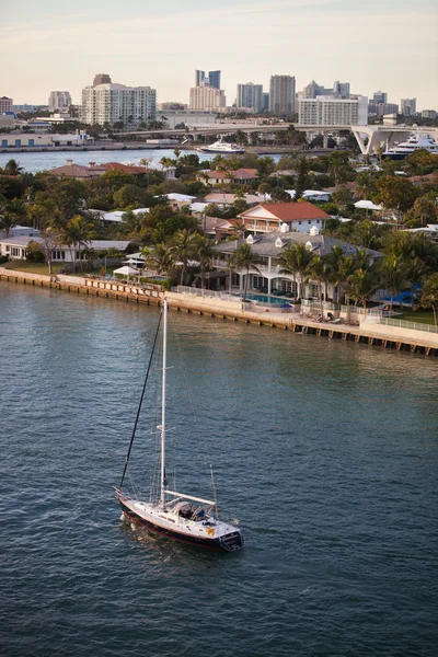 Fort Lauderdale Homes og Skyline med seilbåt – stockfoto
