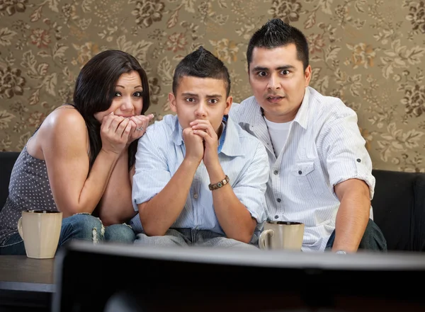 Familia asustada viendo la televisión — Foto de Stock