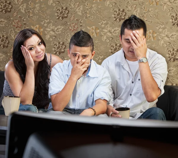 Familie weint vor dem Fernseher — Stockfoto